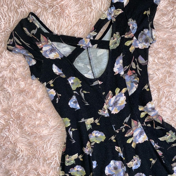 FLORAL SHORT-SLEEVE ROMPER W/ CRISSCROSS STRAPS ON BACK · SIZE S - Picture 3 of 5